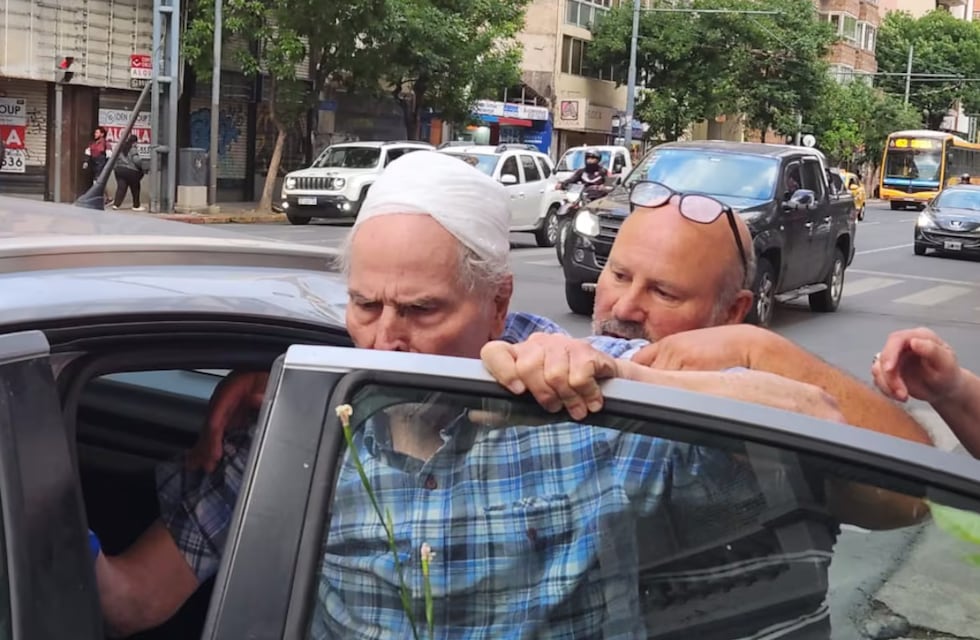 Dieron de alta al hombre de 84 años chocado por un colectivo en Córdoba: “No paró el loco”