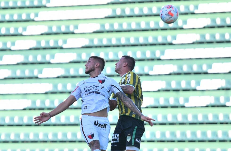 Colón goleó Banfield 3 a 0 y es más puntero que nunca