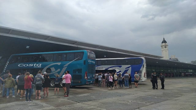 Las familias que estaban en las plataformas tuvieron que esperar hasta el mediodía para despedir a los chicos. (@rebecanob_)