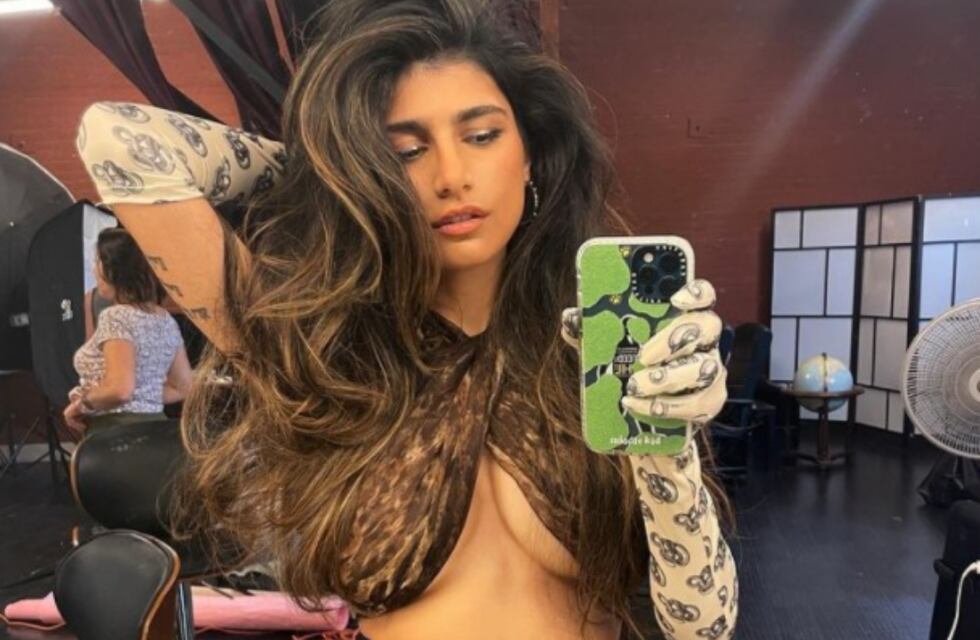 Mia Khalifa lanzó su propia colección de bikinis con originales diseños y lució todas con orgullo