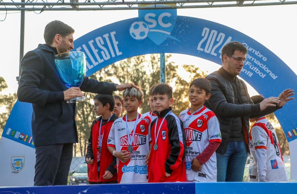 El gobernador Pullaro prometió apoyar a los clubes en una recorrida histórica por Rafaela