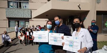 Los residentes recibieron el certificado y ya son los nuevos profesdionales de la salud.