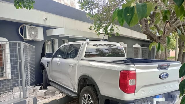 El rodado terminó dentro de una casa en barrio Alejandro Centeno.