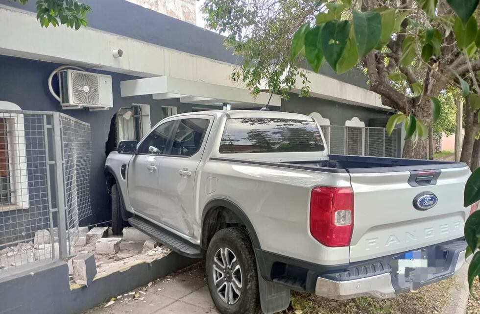 Córdoba, sin frenos: un colectivo, una camioneta y un auto se estamparon contra distintos inmuebles