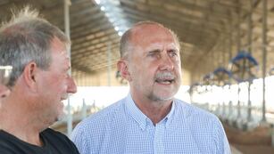El rafaelino visitó un tambo de Colonia Hugentobler en el reinicio de la campaña provincial.
