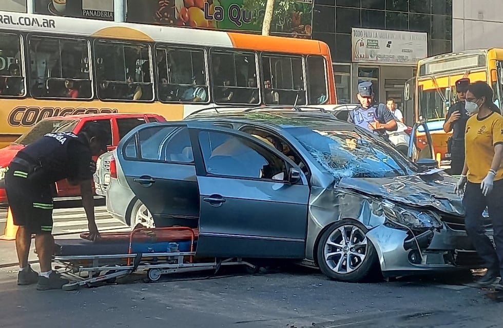 Se encandiló con la luz del sol y chocó contra un colectivo en Córdoba: hay demoras en el tránsito