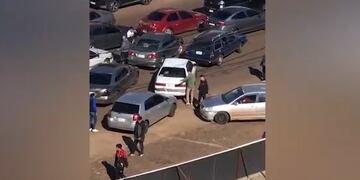 Caos, confusión e ilegalidad en la frontera de Posadas y Encarnación: transeúntes ordenan el transito del lado paraguayo.