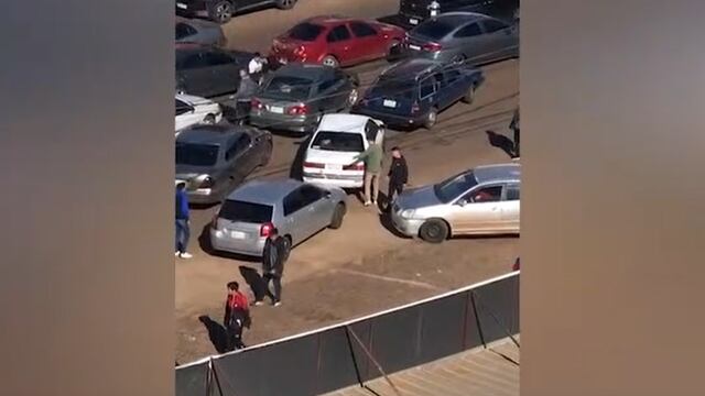 Caos, confusión e ilegalidad en la frontera de Posadas y Encarnación: transeúntes ordenan el transito del lado paraguayo.