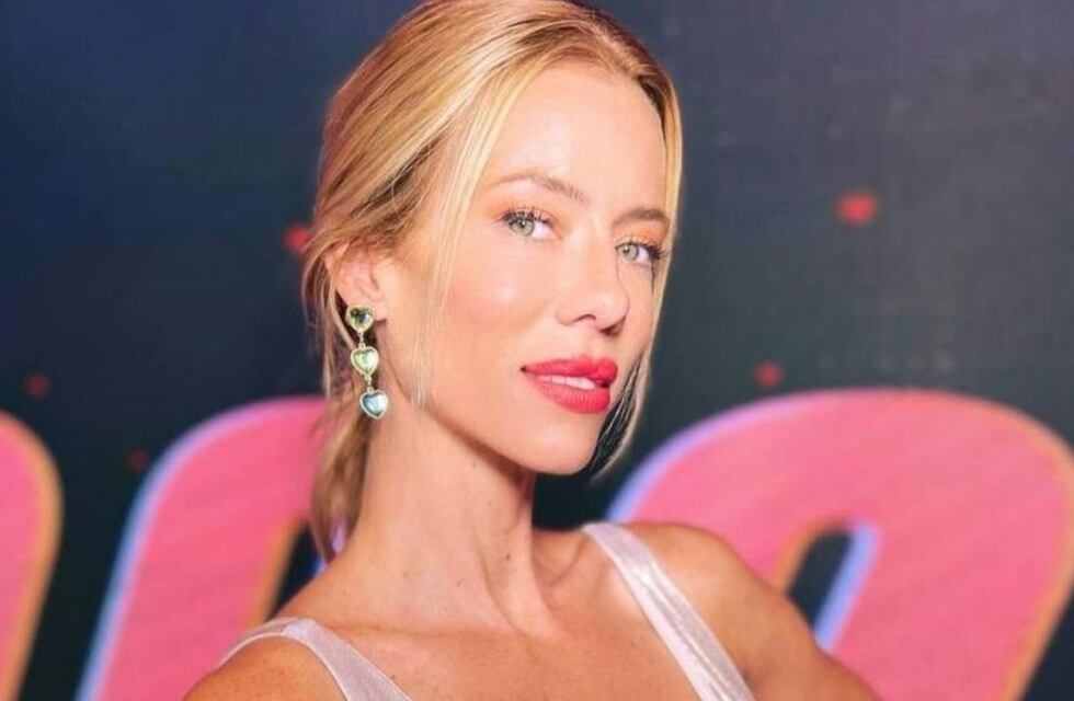 Nicole Neumann brilló desde las calles de Italia con un conjunto sastrero dorado