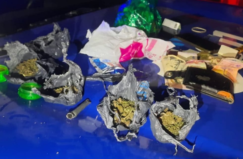 Córdoba: viajaban en ruta y en un control policial les descubrieron cigarrillos de marihuana