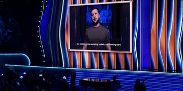 Volodymyr Zelenski, en el escenario de los Grammy 2022.
