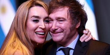 El presidente fue al show de su novia y protagonizaron un apasionado beso