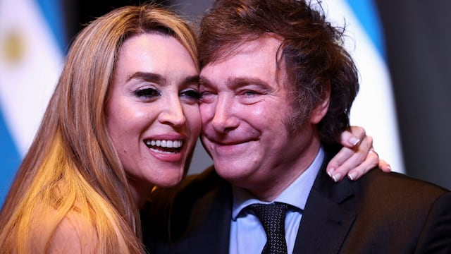 El presidente fue al show de su novia y protagonizaron un apasionado beso