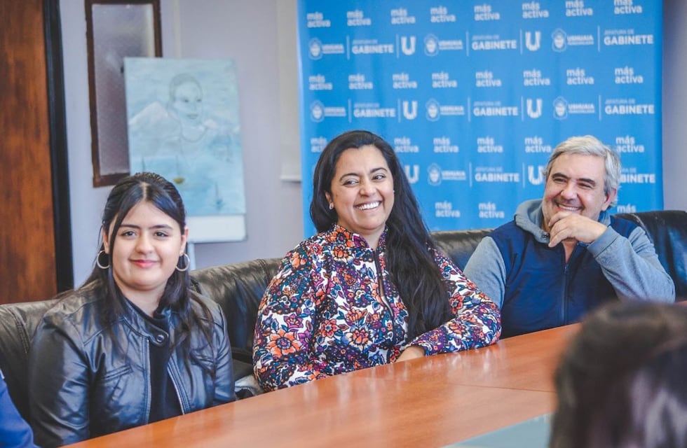 Funcionarios de Ushuaia recibieron a la fueguina que viajará a República Checa