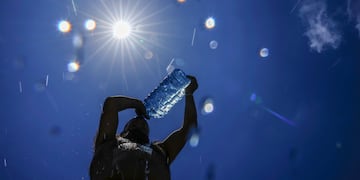 ARCHIVO - Un hombre se echa agua sobre la cabeza para refrescarse en un día muy caluroso en Beirut, Líbano, el 16 de julio de 2023. La organización europea que monitorea el clima lo ha hecho oficial: julio de 2023 fue el mes más caluroso jamás documentado en la Tierra por un amplio margen. (AP Foto/Hassan Ammar, Archivo)