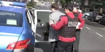 El momento exacto en el que el hombre es detenido.