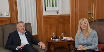 Reunión entre el primer mandatario provincial, Osvaldo Jaldo y la intendenta capitalina, Rossana Chahla.