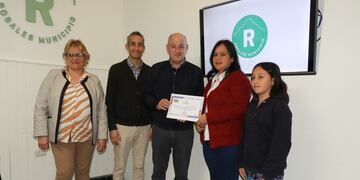 Facundo Ceballos, Zulma Suarez, Lucas Banegas, Matias Montenegro y Leandro Robledo fueron los rosaleños que recibieron diplomas por el programa "Codo a codo".
