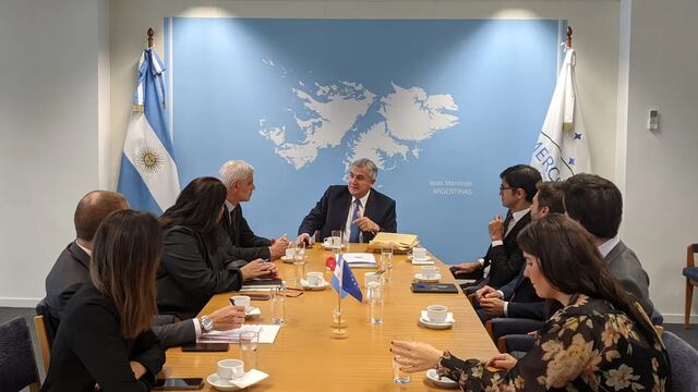 En Bruselas el gobernador Morales mantuvo un encuentro con autoridades de la Comisión Europea y del European Investment Bank.