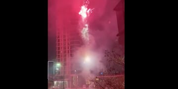 Hinchas de Boca lanzando pirotecnia en el hotel de Corinthians