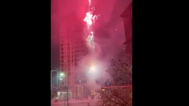 Hinchas de Boca lanzando pirotecnia en el hotel de Corinthians