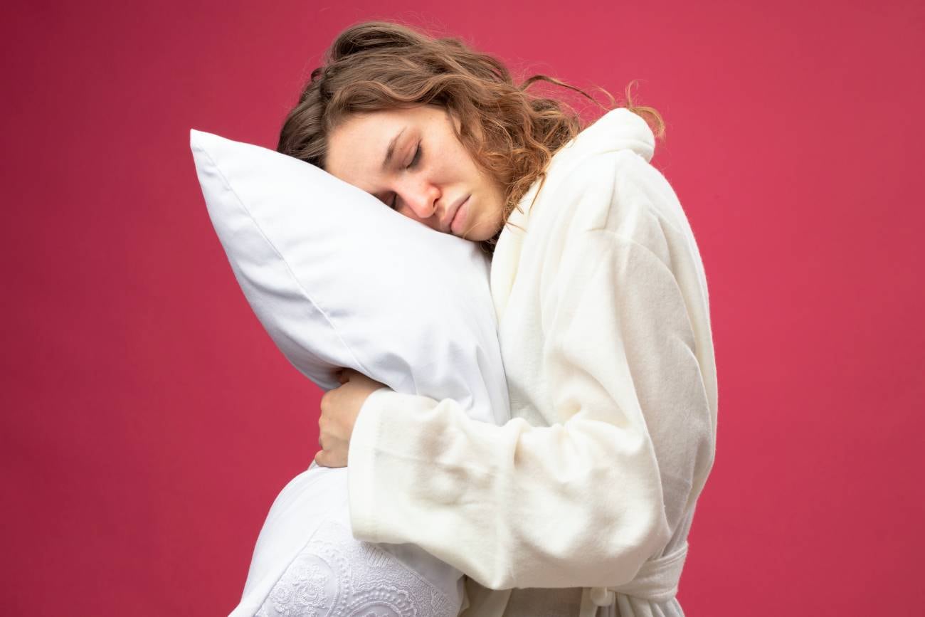 La clave para dormir bien y cuidar tu espalda. La postura recomendada por especialistas. (Freepik)