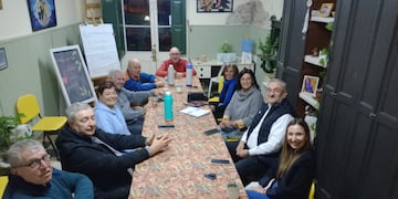 Reunión de Calvo y Chivallero en la vecinal del barrio Sarmiento