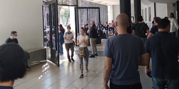 En la escuela de la Asociación Cultural Dante Alighieri se registraron largas colas para acceder a las mesas.