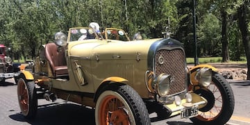 Autos y motos antiguas se expondrán mañana en el Espacio Arizu. La entrada es un alimento no precedero que se donará al Hogar de Cristo del Campo Papa. Gentileza
