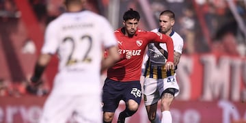 Kevin Lomónaco, quien marcó el gol del triunfo, traslada la pelota (Prensa Independiente).