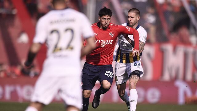Kevin Lomónaco, quien marcó el gol del triunfo, traslada la pelota (Prensa Independiente).