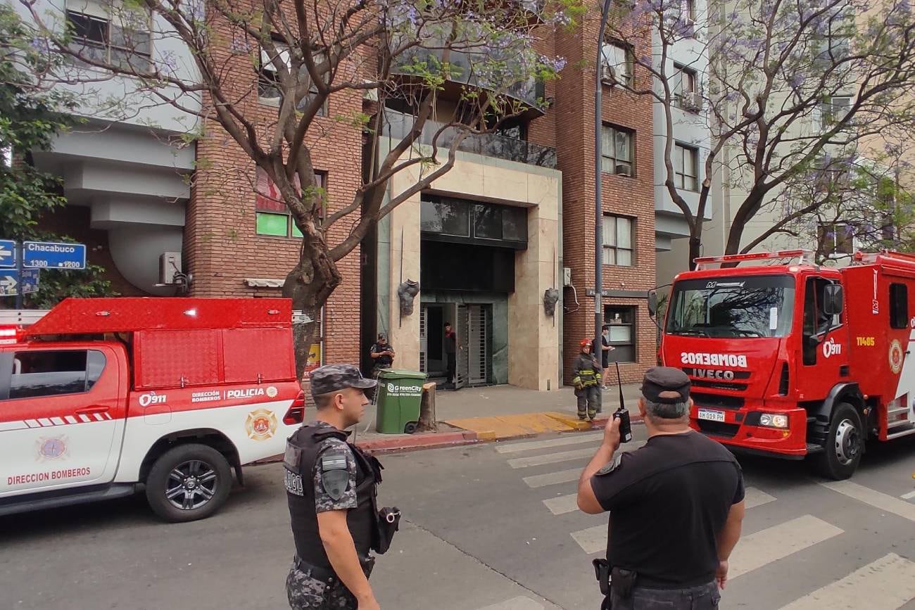 Un hombre resultó con quemaduras tras la deflagración de alcohol mientras encendía un carbón aromático. (Policía de Córdoba)