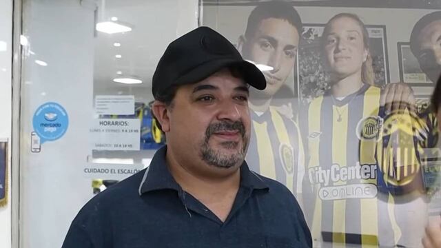 El fanático auriazul pasó por la tienda oficial del centro.