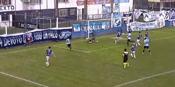 El polémico gol fantasma de Victoriano Arenas en el triunfo sobre Lamadrid. Foto: Ascenso Audiovisual