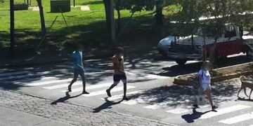Cámaras de vigilancia captaron cuando dos hombre perseguían a una mujer y fueron detenidos.