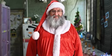 Carlos Jorquera, el Papá Noel de San Juan que acompaña a pequeños y sus familias cada Noche Buena en el Hospital de Niños.