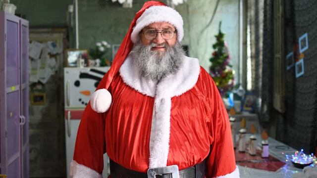 Carlos Jorquera, el Papá Noel de San Juan que acompaña a pequeños y sus familias cada Noche Buena en el Hospital de Niños.