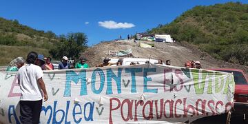 Representantes de la Asamblea Paravachasca realizan un acampe para evitar el avance de la nueva autovía Ruta 5 entre La Serranita y Villa Ciudad de América. (Foto: María Luz Cortez / Corresponsal Alta Gracia)