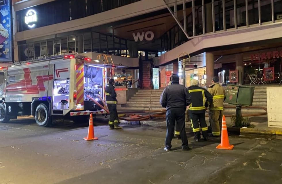 Incendio en el Shopping Wo: evacuaron a cincuenta personas