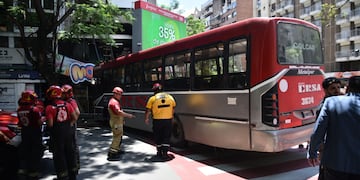 Córdoba: un colectivo sin chofer embistió a dos personas e impactó contra un quiosco sobre bulevar Chacabuco e Illia. (Pedro Castillo / La Voz)