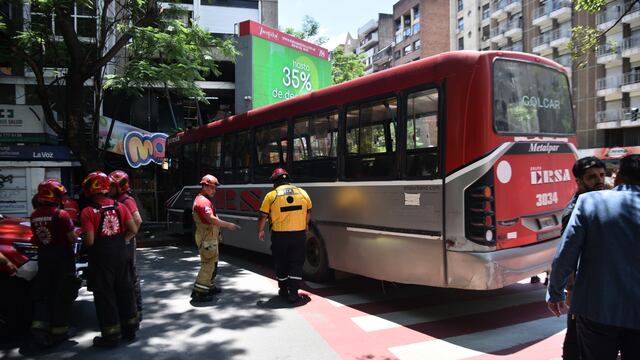 Córdoba: un colectivo sin chofer embistió a dos personas e impactó contra un quiosco sobre bulevar Chacabuco e Illia. (Pedro Castillo / La Voz)
