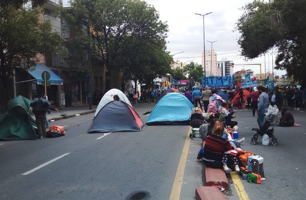 Continúa el campamento piquetero frente a la casa de Gobierno de Córdoba