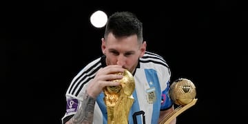Lionel Messi besa la Copa del Mundo conquistada con Argentina tras la final del 18 de diciembre de 2022 ante Francia en Lusail, Qatar (AP Foto/Martin Meissner, archivo)