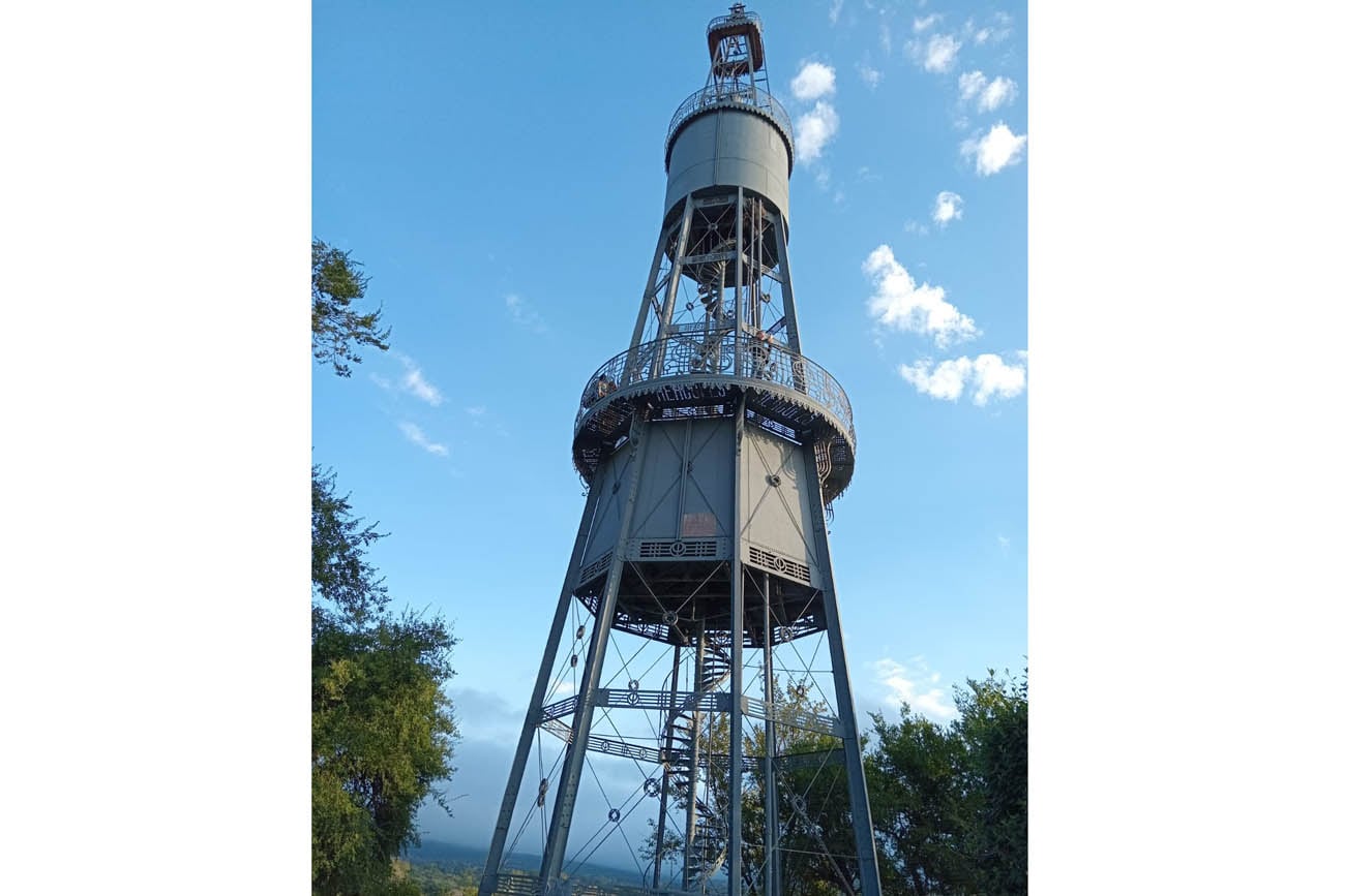 Molino Eiffel. Se levanta como símbolo de la localidad, del progreso y del futuro.