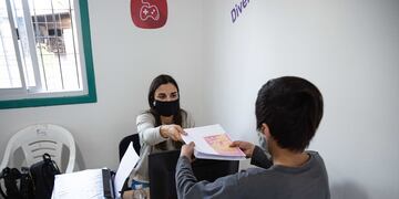 En los puntos wifi en Alvear también hay docentes que dan apoyo escolar, servicio de impresión y hasta merienda.