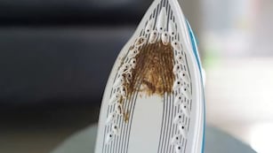 Ni detergente ni vinagre: dos trucos caseros para quitar definitivamente las manchas de quemaduras de la plancha