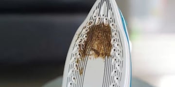 Ni detergente ni vinagre: dos trucos caseros para quitar definitivamente las manchas de quemaduras de la plancha