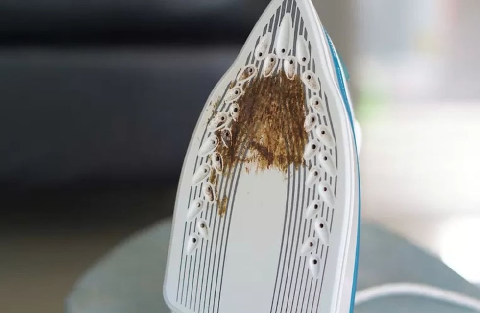 Ni detergente ni vinagre: dos trucos caseros para quitar definitivamente las manchas de quemaduras de la plancha