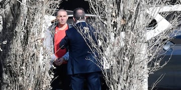 El comerciante de 52 años tiene prohibido ir a la cancha por orden judicial.