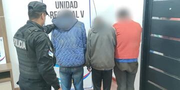 Tres sujetos detenidos tras sustraer objetos en Puerto Iguazú.